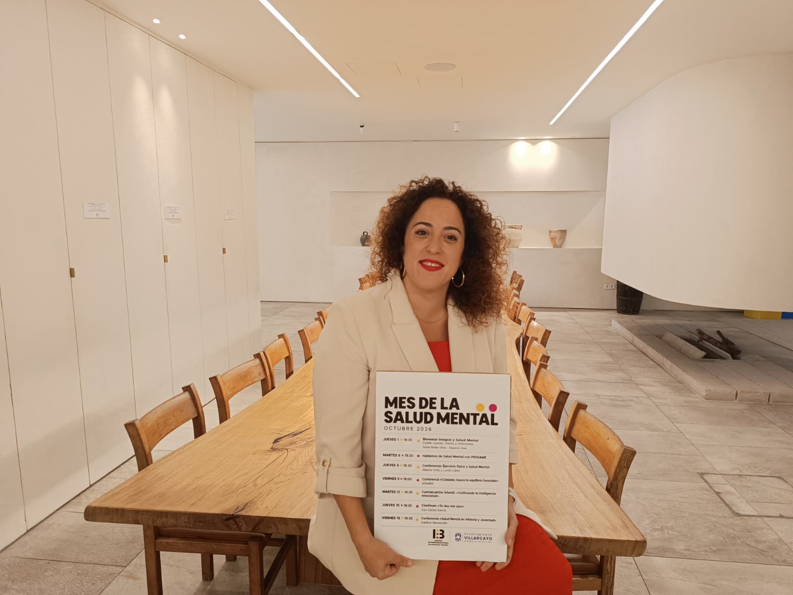 Estefanía López, en el CIEBS con el cartel del Mes de la Salud Mental